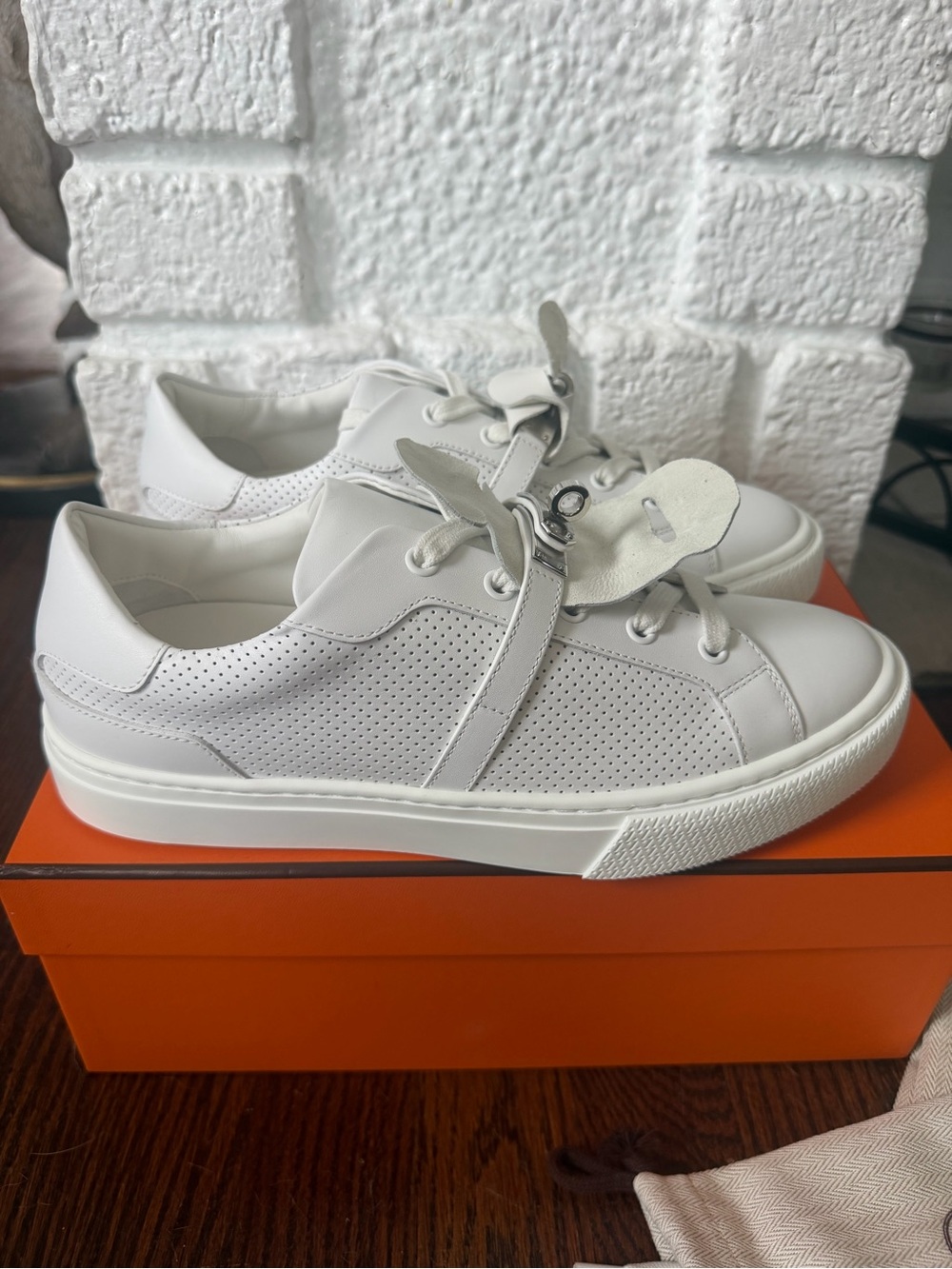 BRAND NEW! Hermes Day Sneaker. White perforated leather. Size: EU 39/US 8.5. - Picture 3 of 14